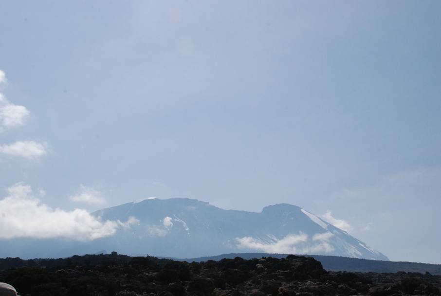 Una veduta del Kilimanjaro, la pi alta vetta del continente africano. Due squadre hanno intrapreso un trekking di 8 giorni per disputare la pi alta partita di cricket mai giocata, nel cratere ghiacciato appena sotto la cima della montagna a 5785 m (Afp)